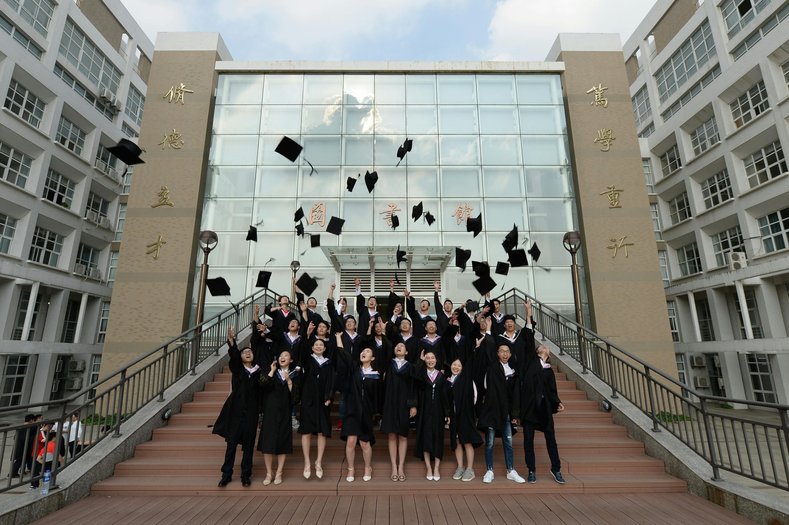 How to Get a Scholarship to Study at the University of Toronto: Complete Guide 2025